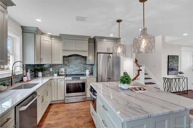 10 Poet Lane, Greenlawn, NY 11740