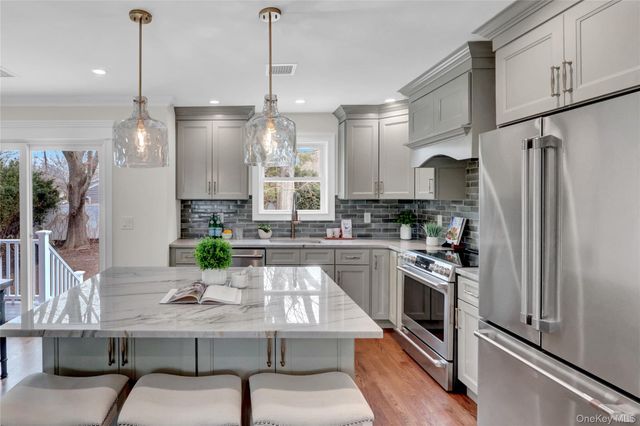 10 Poet Lane, Greenlawn, NY 11740