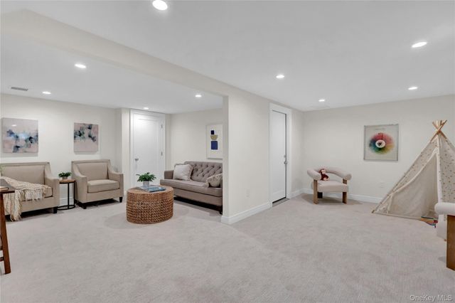 10 Poet Lane, Greenlawn, NY 11740