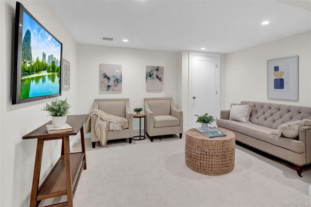 10 Poet Lane, Greenlawn, NY 11740