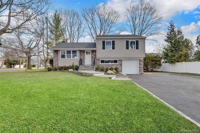 10 Poet Lane, Greenlawn, NY 11740