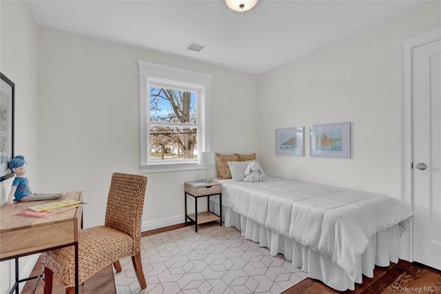 10 Poet Lane, Greenlawn, NY 11740