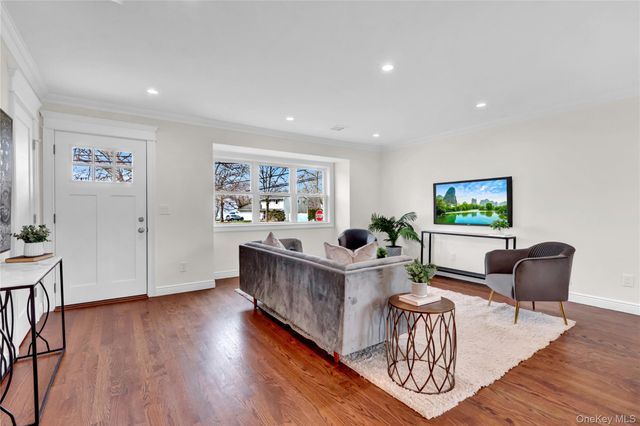 10 Poet Lane, Greenlawn, NY 11740