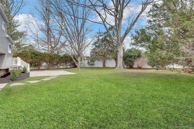 10 Poet Lane, Greenlawn, NY 11740