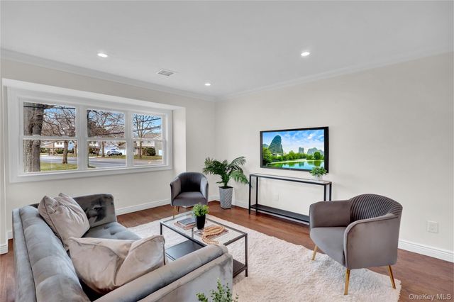 10 Poet Lane, Greenlawn, NY 11740