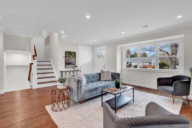 10 Poet Lane, Greenlawn, NY 11740