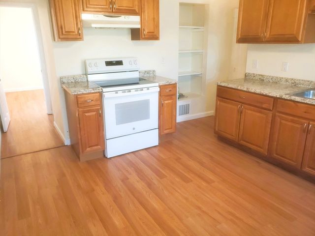 26 Arlington St 2, Lowell, MA 01854