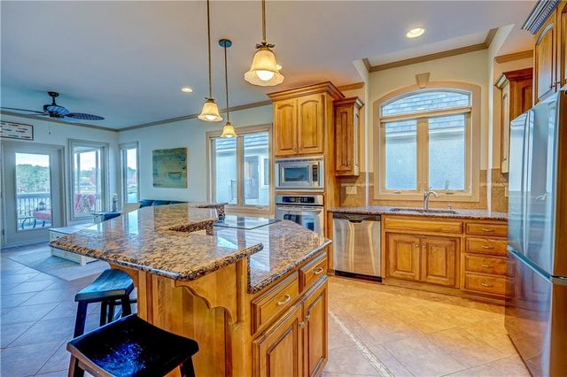 104 Arapaho Trail, Lake Winnebago, MO 64034