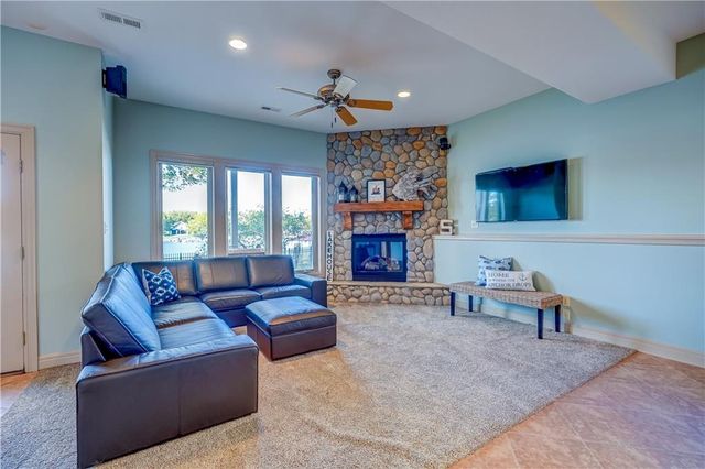 104 Arapaho Trail, Lake Winnebago, MO 64034