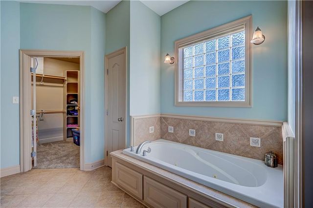 104 Arapaho Trail, Lake Winnebago, MO 64034