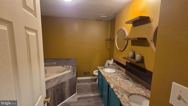 10 WESLEY LN, Burlington, NJ 08016
