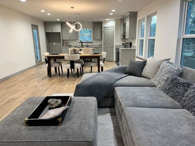 1438 E Waco Avenue, Dallas, TX 75216