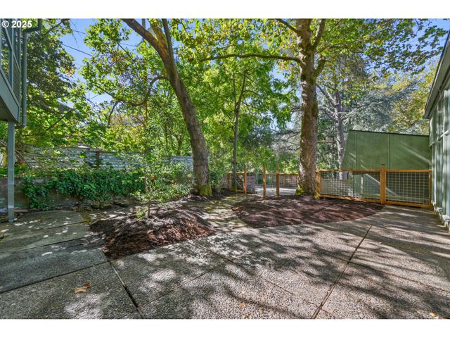 2350 COLUMBIA St, Eugene, OR 97403