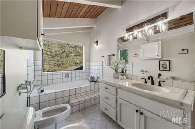 10165 Lakeshore Dr, Clearlake, CA 95422