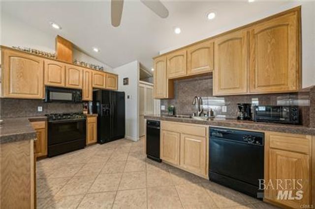 10165 Lakeshore Dr, Clearlake, CA 95422