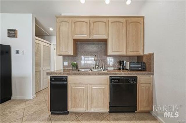 10165 Lakeshore Dr, Clearlake, CA 95422