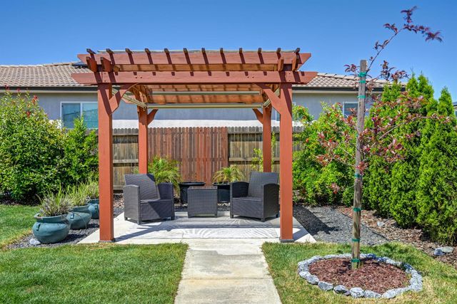 1001 Whisper Ridge Dr, Roseville, CA 95747