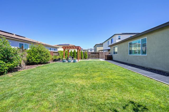 1001 Whisper Ridge Dr, Roseville, CA 95747