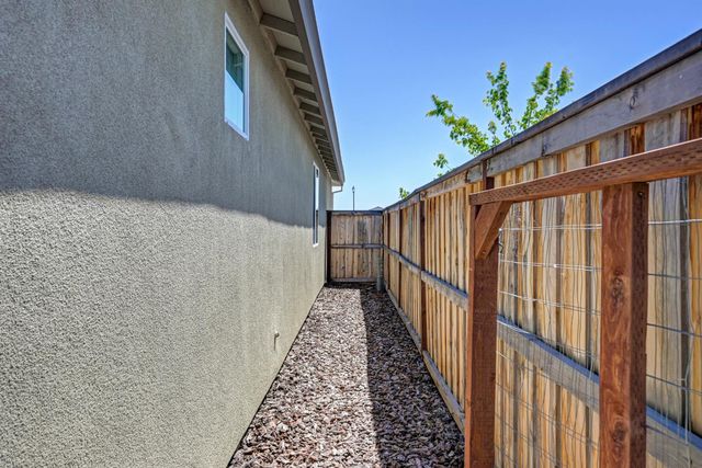 1001 Whisper Ridge Dr, Roseville, CA 95747