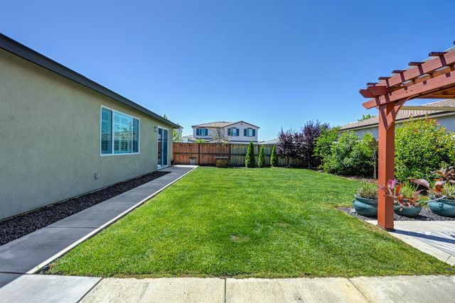1001 Whisper Ridge Dr, Roseville, CA 95747