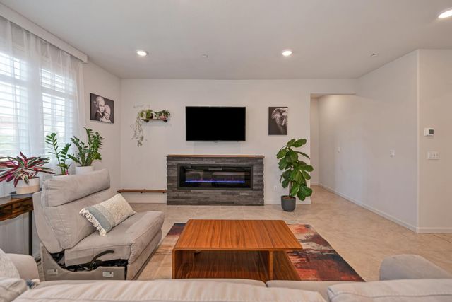 1001 Whisper Ridge Dr, Roseville, CA 95747