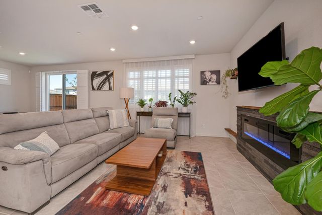 1001 Whisper Ridge Dr, Roseville, CA 95747