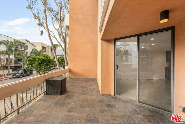 740 N Kings Road 102, West Hollywood, CA 90069