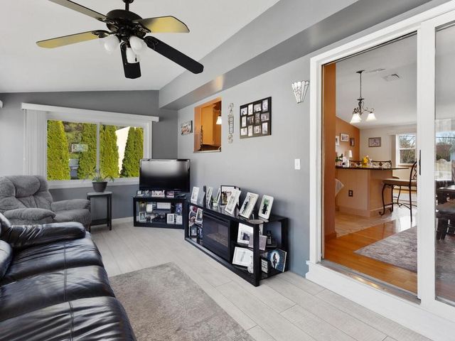 4 Sprague Circle, Johnston, RI 02919