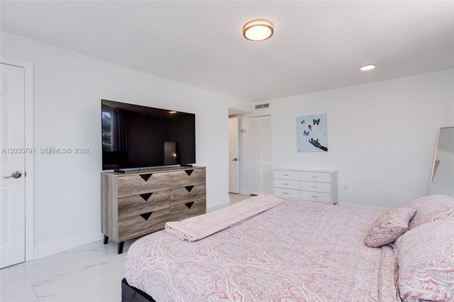 3527 NE 168th St 309, North Miami Beach, FL 33160