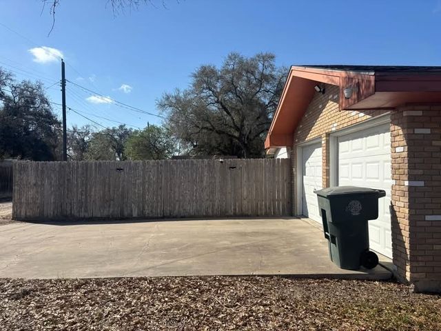 1601 Andrea St, Alice, TX 78332
