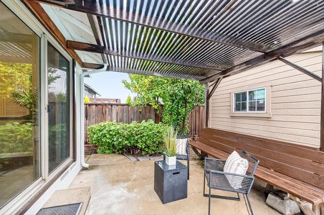 1059 Lakehurst Rd, Livermore, CA 94551