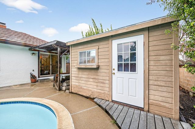 1059 Lakehurst Rd, Livermore, CA 94551