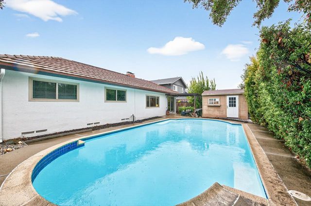 1059 Lakehurst Rd, Livermore, CA 94551