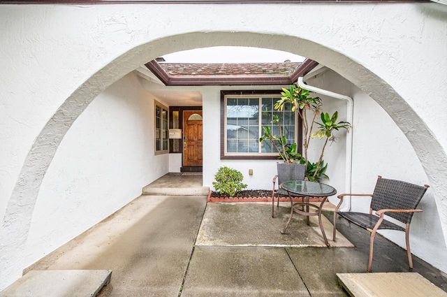 1059 Lakehurst Rd, Livermore, CA 94551