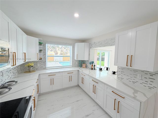 4241 Thomas St, Hollywood, FL 33021