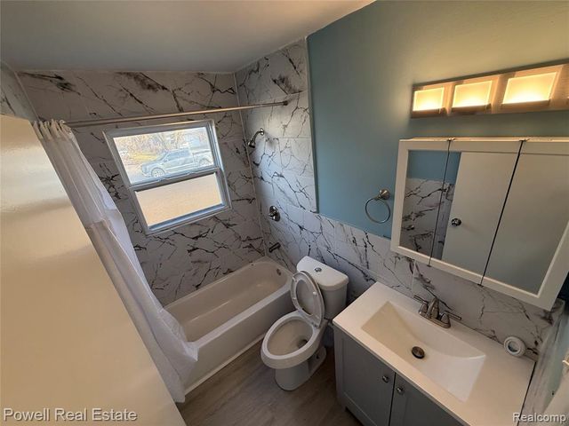 725 Emerson Avenue, Pontiac, MI 48340