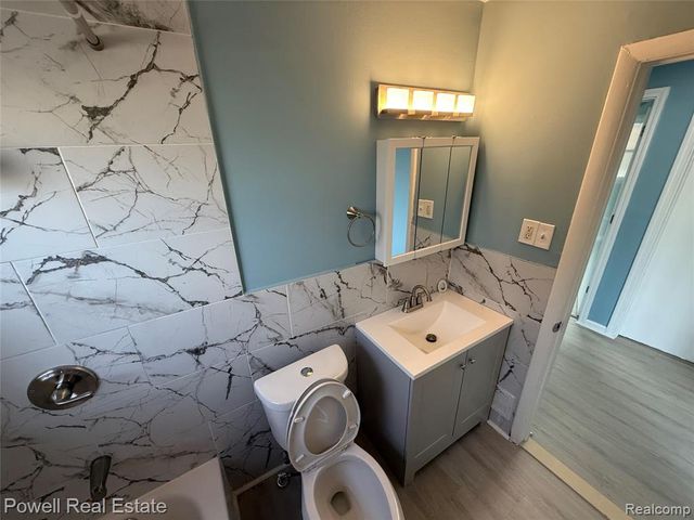 725 Emerson Avenue, Pontiac, MI 48340