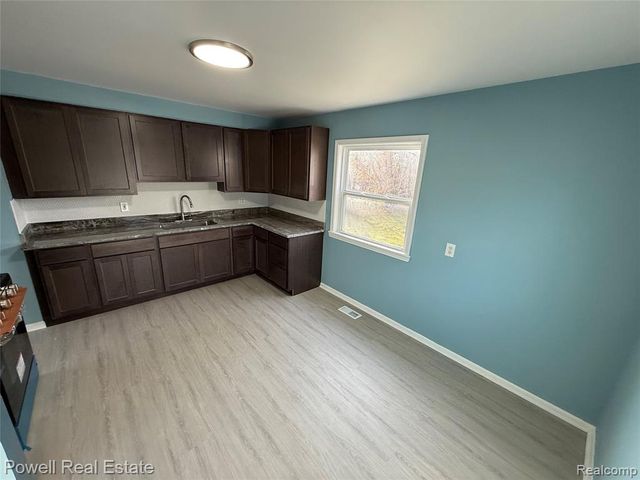 725 Emerson Avenue, Pontiac, MI 48340