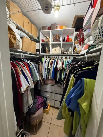 1275 W 35th St 32B, Hialeah, FL 33012