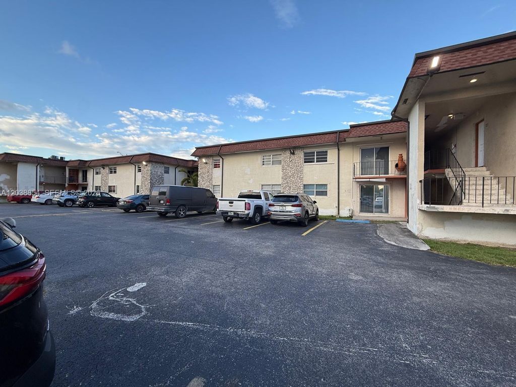 1275 W 35th St 32B, Hialeah, FL 33012
