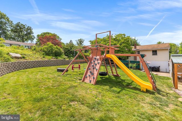 46 POPODICKON DR, Boyertown, PA 19512