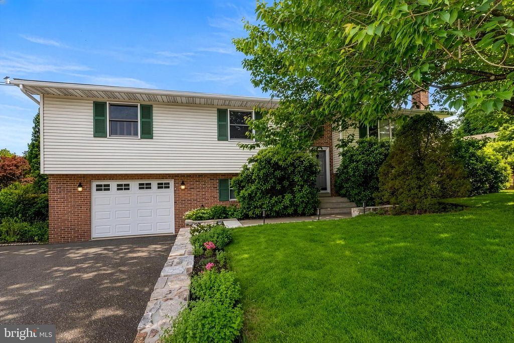 46 POPODICKON DR, Boyertown, PA 19512
