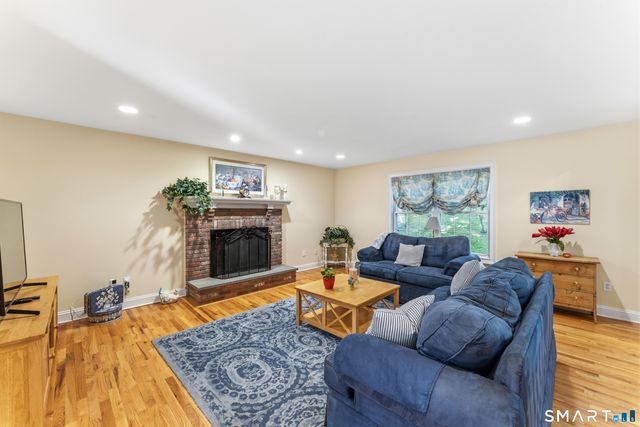 29 Narragansett Trail, Newtown, CT 06482