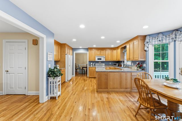29 Narragansett Trail, Newtown, CT 06482