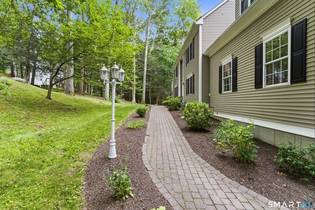 29 Narragansett Trail, Newtown, CT 06482