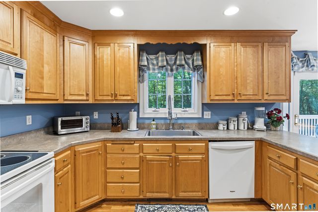 29 Narragansett Trail, Newtown, CT 06482