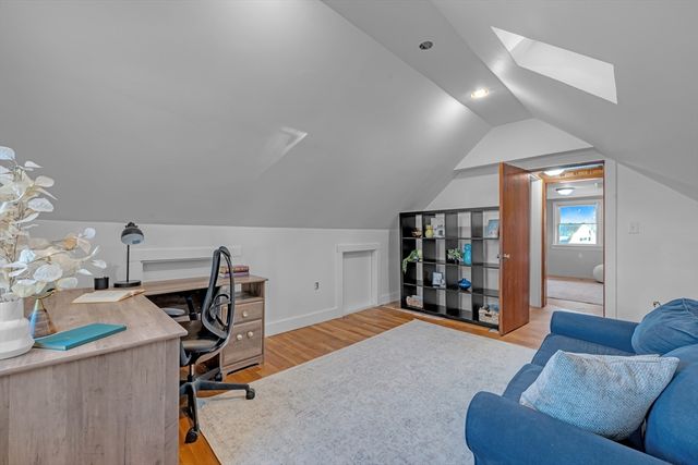 8 Sunset Dr, Leicester, MA 01524