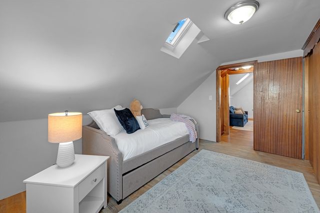 8 Sunset Dr, Leicester, MA 01524