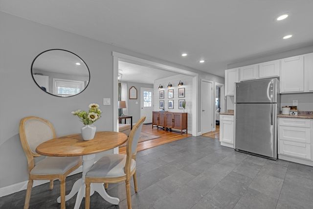 8 Sunset Dr, Leicester, MA 01524