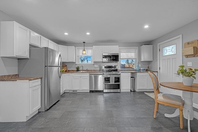 8 Sunset Dr, Leicester, MA 01524